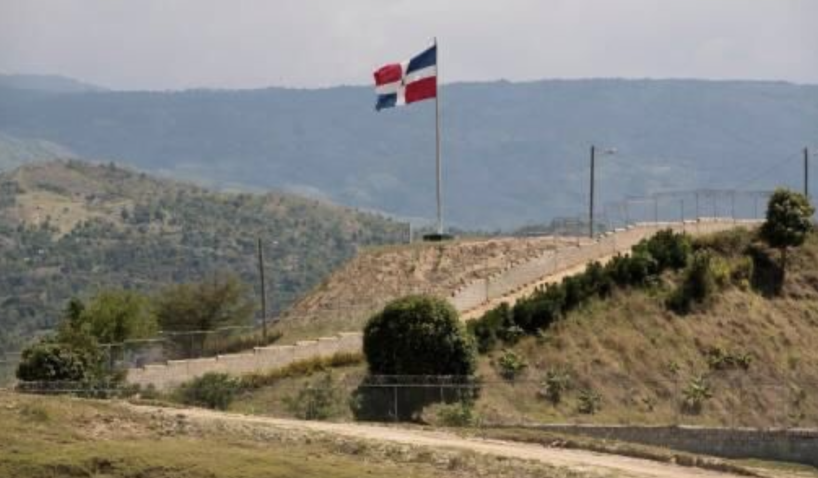 dominican republic erecting border wall