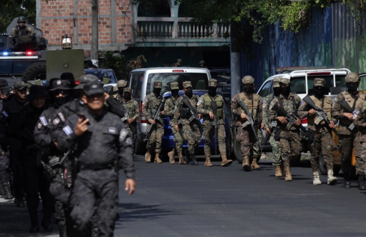 El Salvador: Troops Surround City in Gang Crackdown