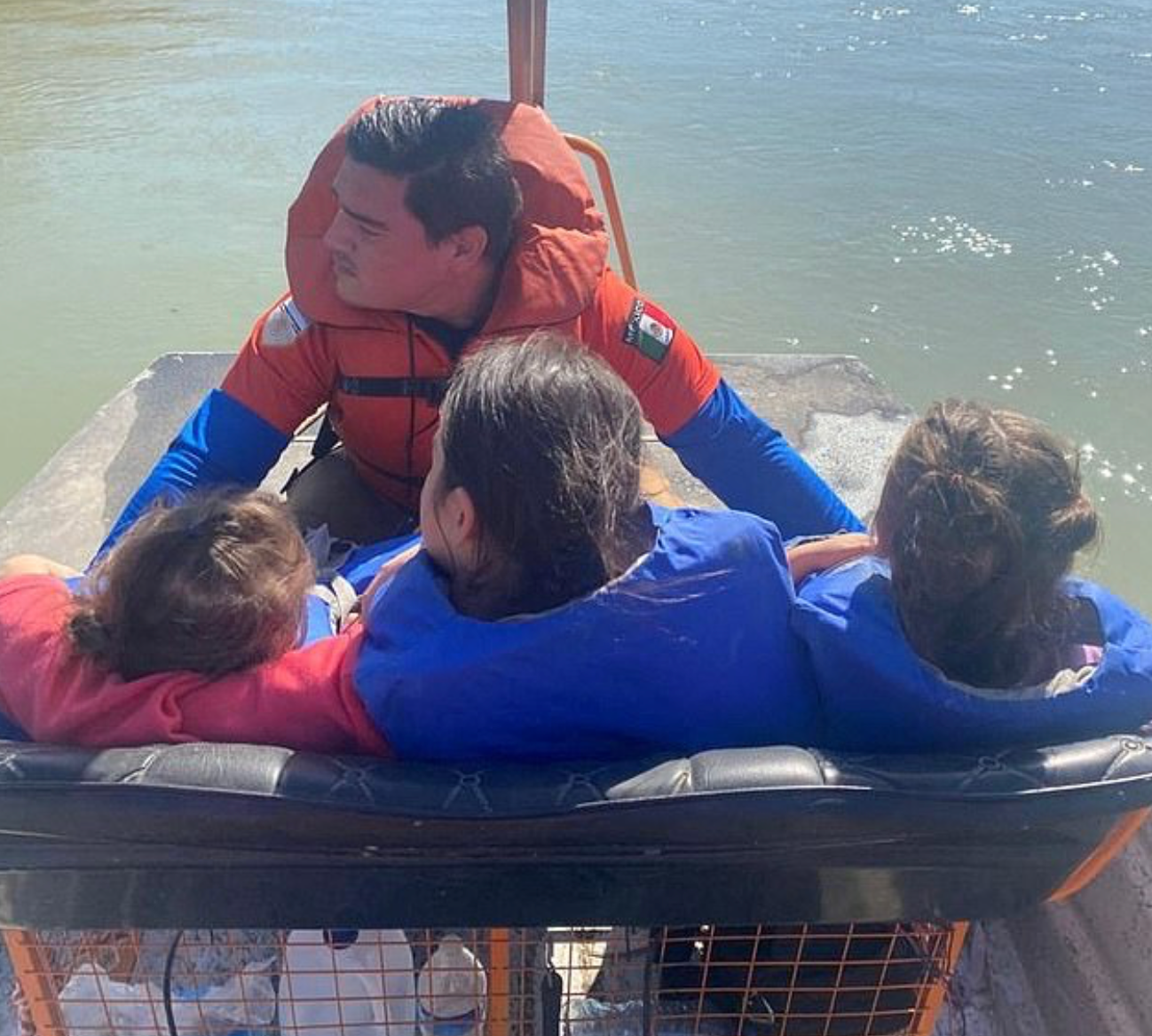 Three Salvadoran Sisters Aged 1, 6 and 9 Abandoned by Migrant Smugglers