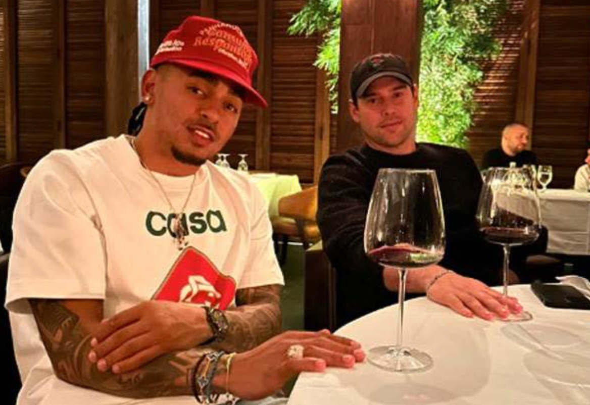 Ozuna signs with Scooter Braun