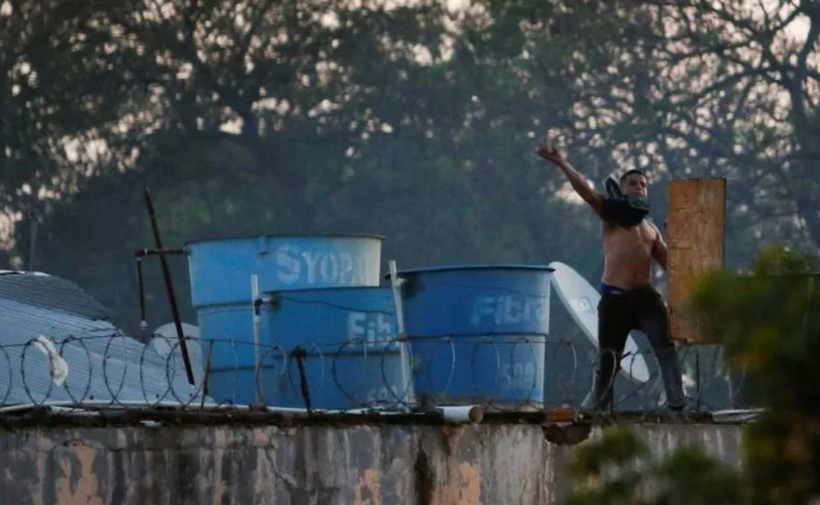 Paraguay jail: Rioting inmates hold guards hostage