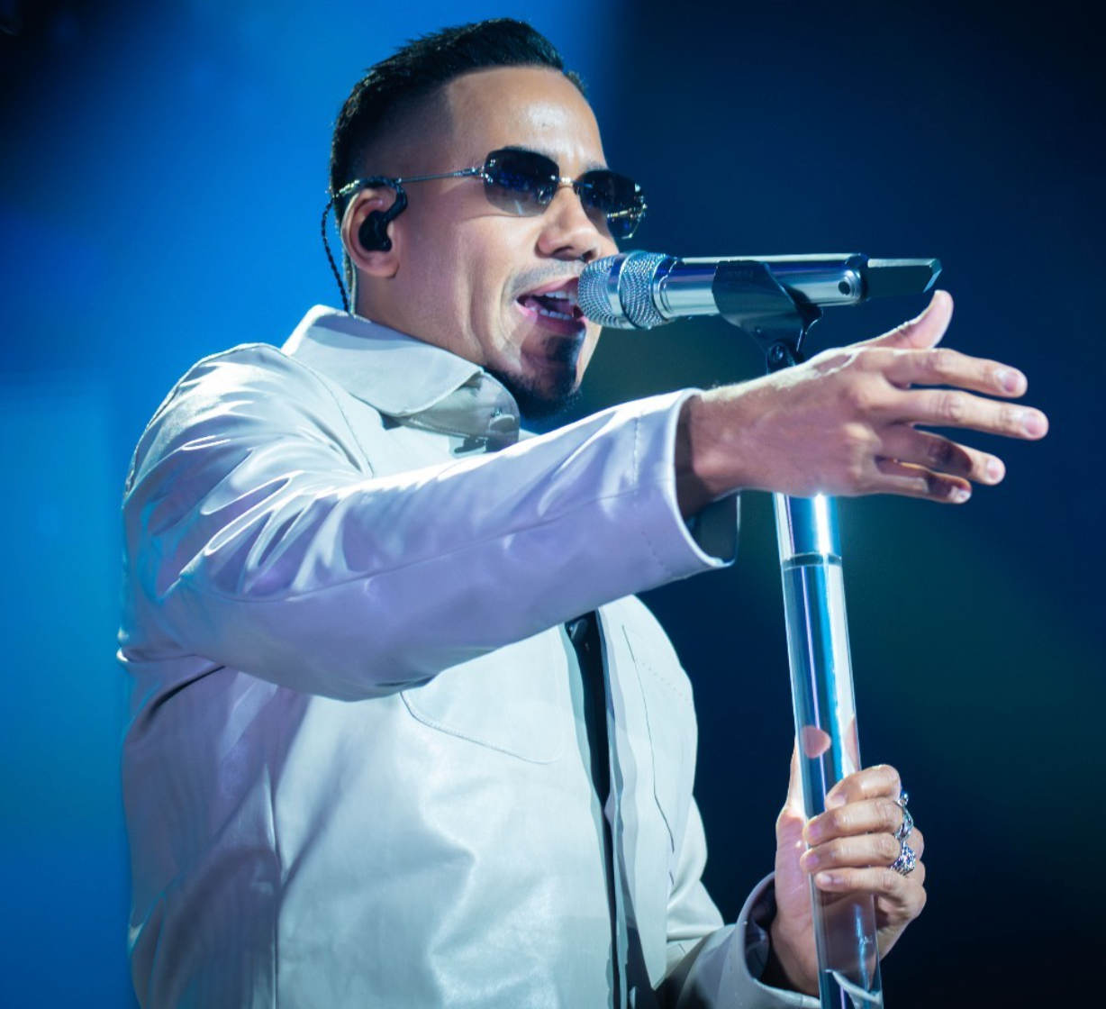 Aventura lights up Scotiabank Arena in Toronto, inside and out!