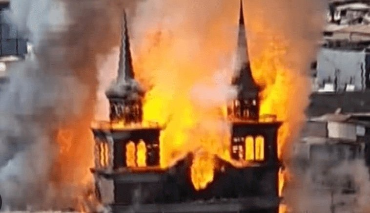 Historic Church in Chile catches fire