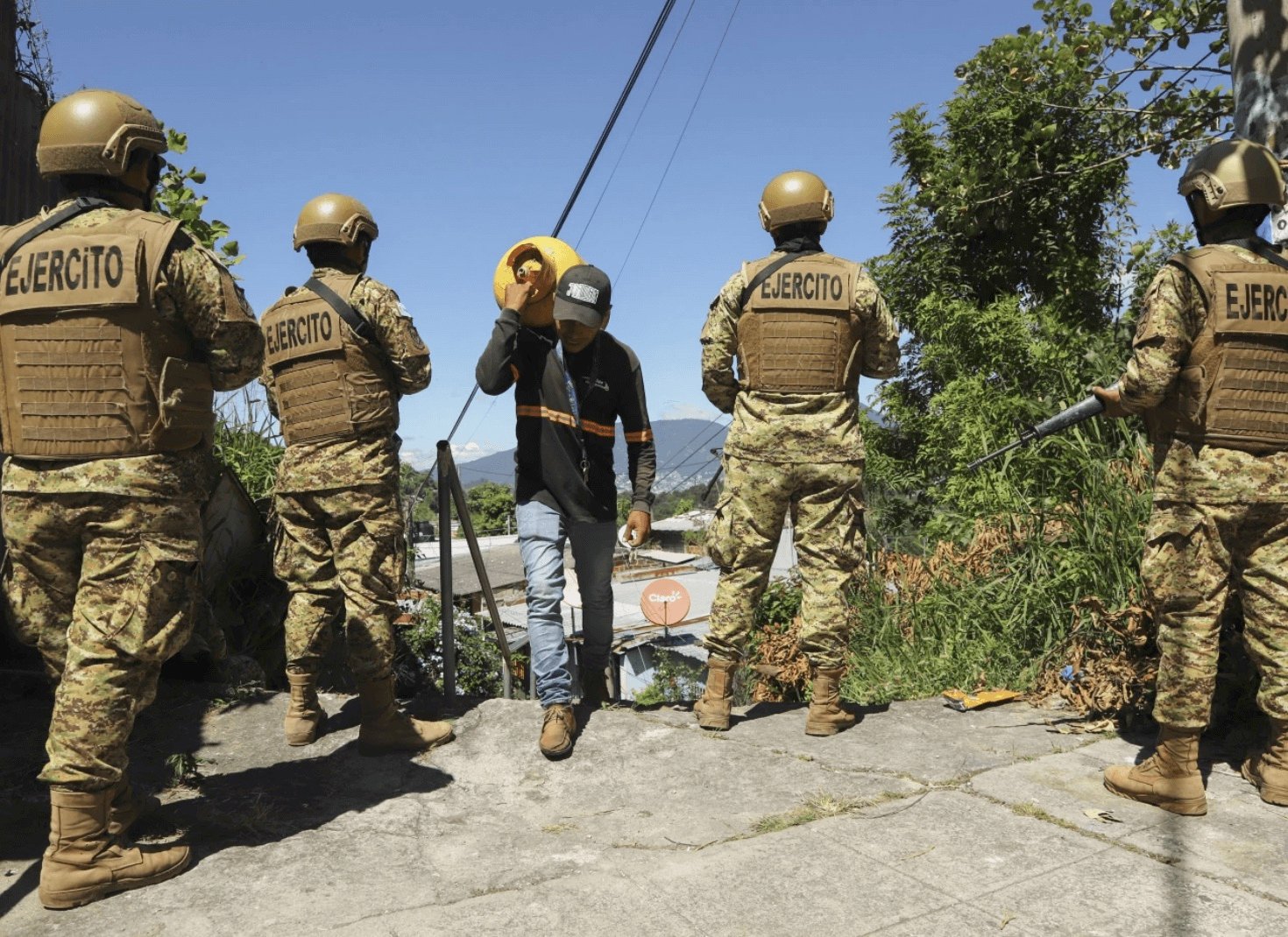 Thousands of soldiers fence off a Salvadoran neighbourhood in pursuit of ga &hellip;