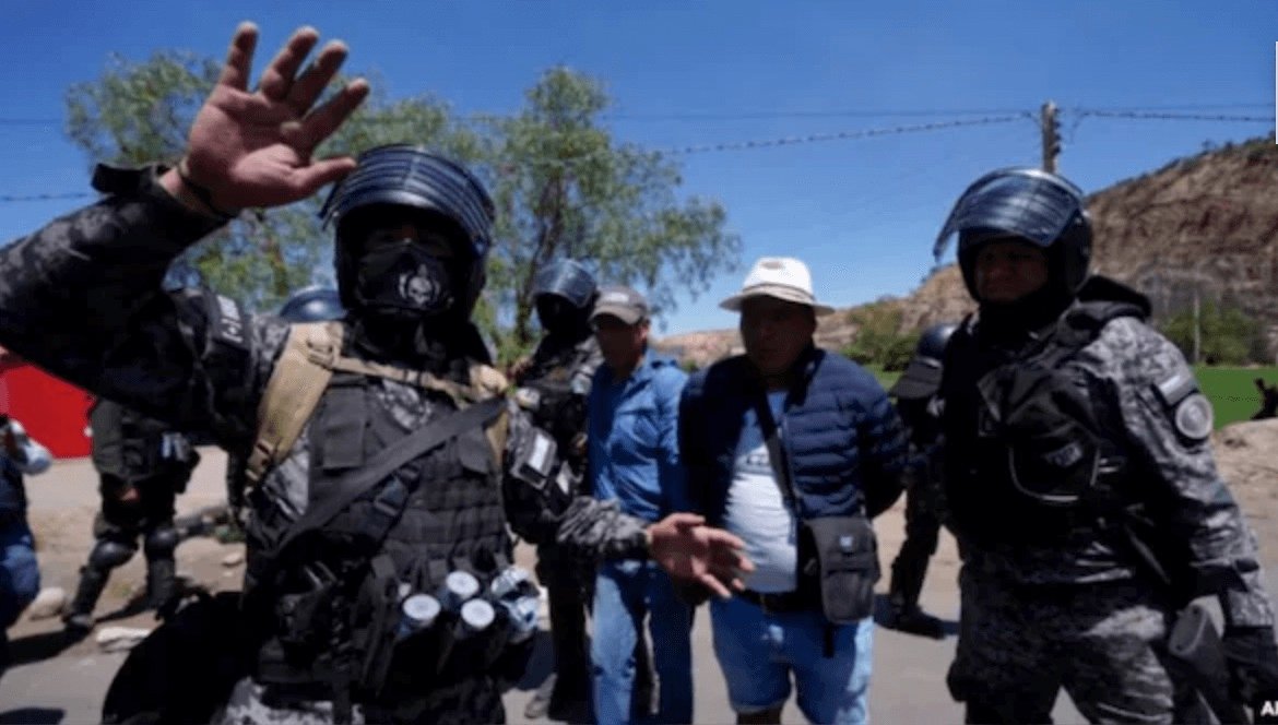 Armed group kidnaps more than 200 military personnel in Bolivia