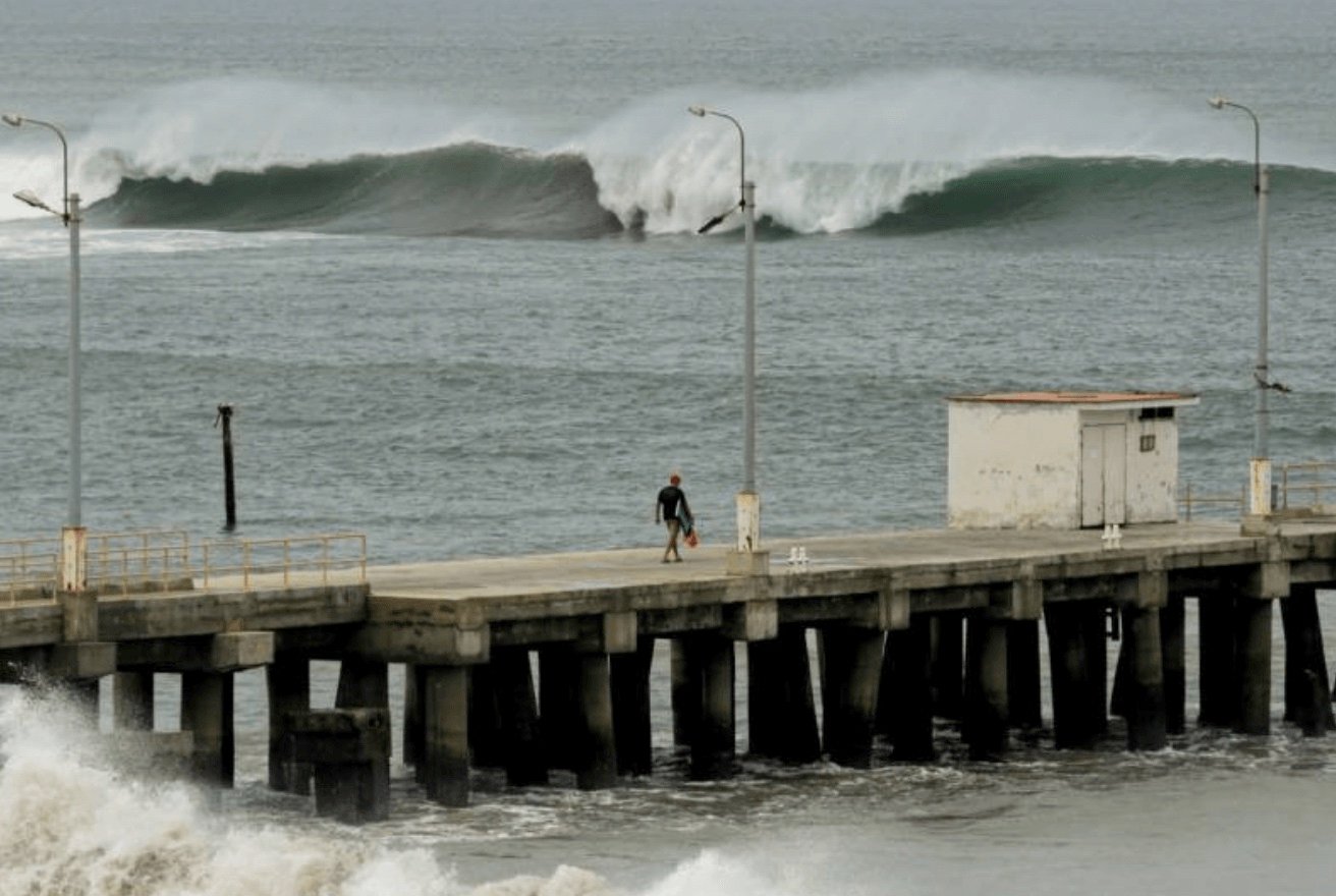 Giant waves kill at least 1 in Ecuador, close ports in Peru