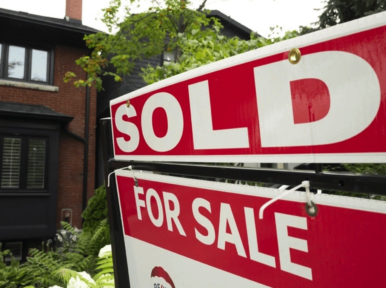 Toronto Homebuyers Return: Sales Surge Despite Slipping Prices
